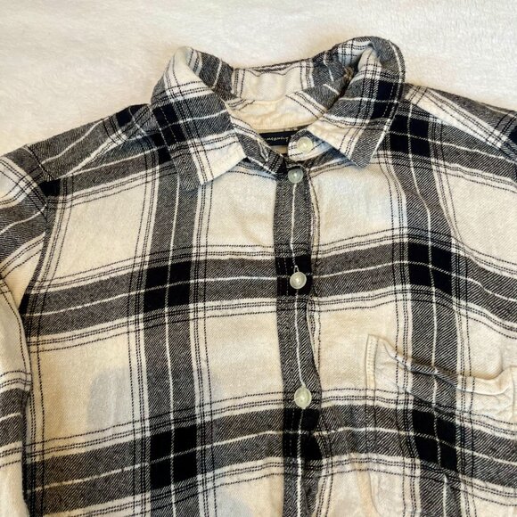 American Eagle, Boyfriend-Fit Black & White Plaid Button-Down, Size M - Picture 6 of 11